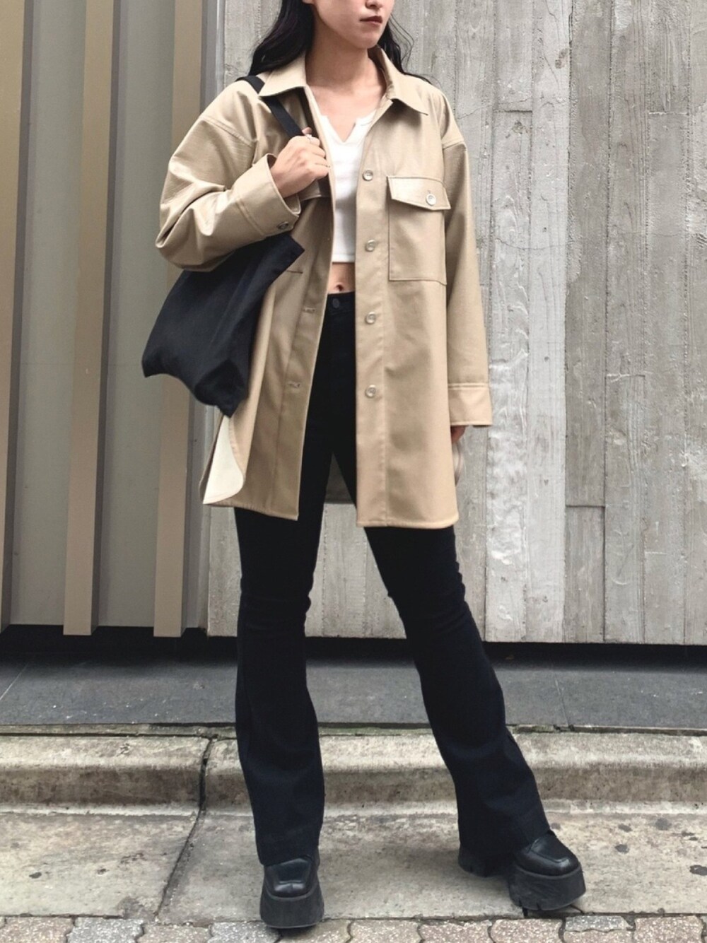 「FIG&VIPER、フィグアンドヴァイパー(FIG&VIPER)、大人カジュアル、秋服、カジュアルコーデ、今日のコーデ、ベージュコーデ、パンツスタイル」｜「FIG&VIPERのFレザー切替JK（その他アウター、ホワイト系）」を使った、FIG&VIPER_HIKARIさん（レディース・165cm）の秋コーディネートの1枚目の写真