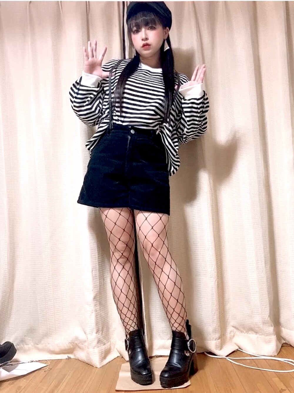 「秋コーデ、プチプラコーデ、ショートブーツ、ブラック、黒ブーツ、ボーター、ショートパンツ、サスペンダー、あみタイツ」｜「WEGOのWEGO/コーデュロイショートパンツ（その他パンツ、ブラック系）」を使った、ペキさん（レディース・50cm）の秋コーディネートの1枚目の写真