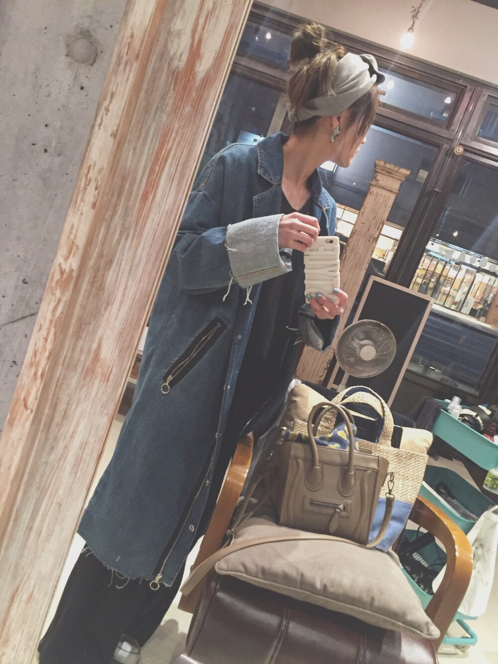 「ターバン、ビックデニム、デニム、ロングジャケット」｜「ZARAのアイテム（デニムジャケット、ブルー系）」を使った、epooooさん（レディース・162cm）の冬コーディネートの1枚目の写真
