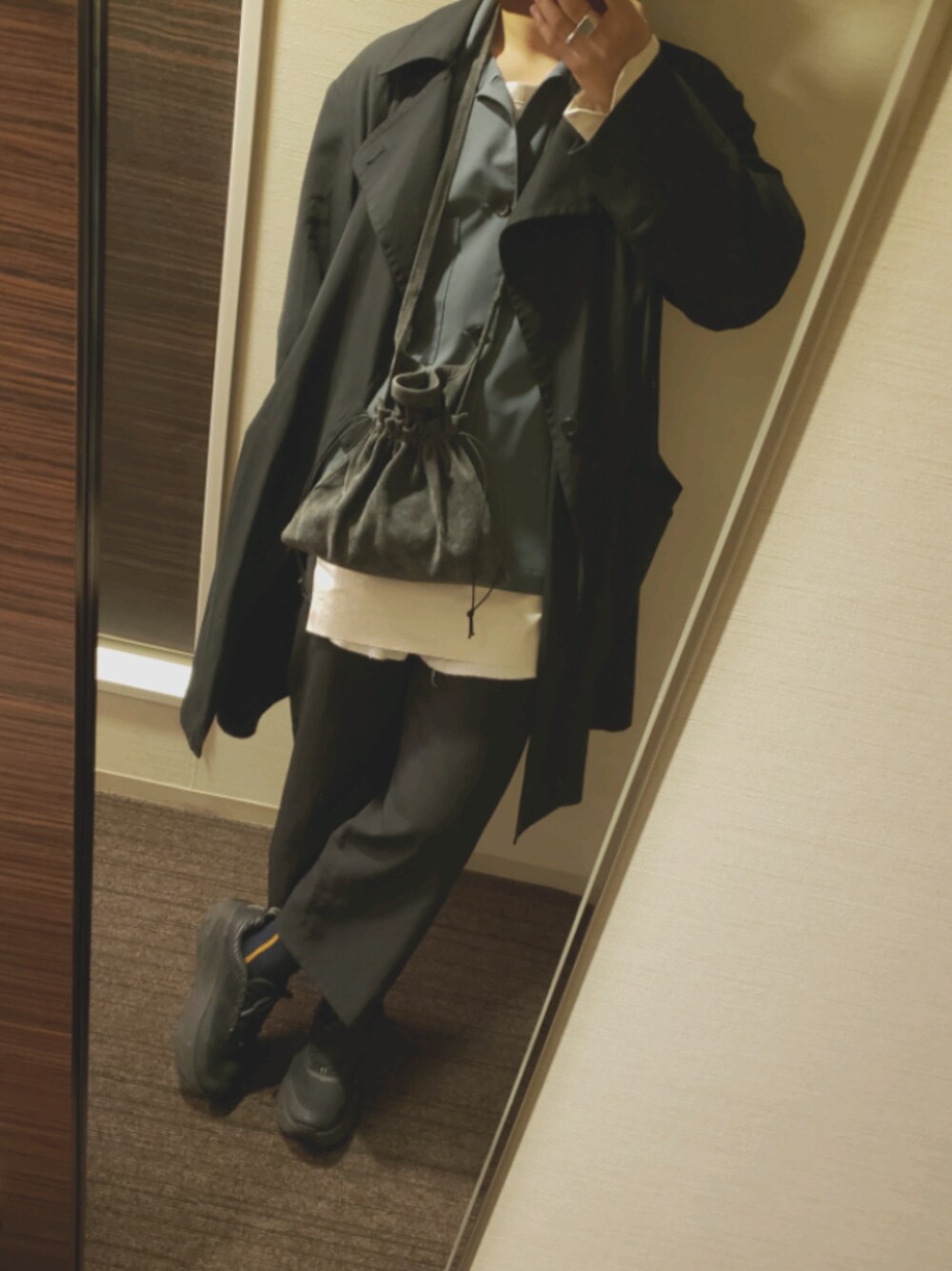 「おしゃれさんと繋がりたい、休日スタイル、スニーカーコーデ、URU、undecorated、my beautiful landlet、HOKAONEONE、Hender Scheme、AUGUSTE PRESENTATION、bukht」｜「HOKAの＜HOKA ONE ONE＞ BONDI 6/スニーカー（スニーカー、ブラック系）」を使った、不二家さん（メンズ・169cm）の春コーディネートの1枚目の写真