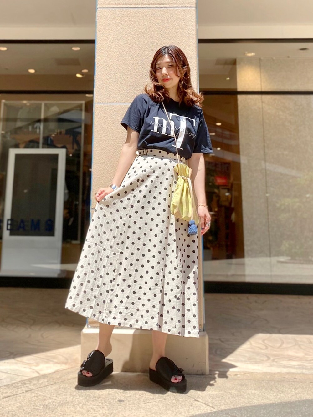 「大人カジュアル、夏コーデ、BEAMS BOY、BEAMS HEART、suicoke、Ray BEAMS、ドット柄スカート、Tシャツ、おしゃれさんと繋がりたい、夏だ！Tシャツ着よう！」｜「BEAMS BOYのmaturely / Team Tee（Tシャツ/カットソー、ブラック系）」を使った、toma22さん（レディース・163cm）の夏コーディネートの1枚目の写真