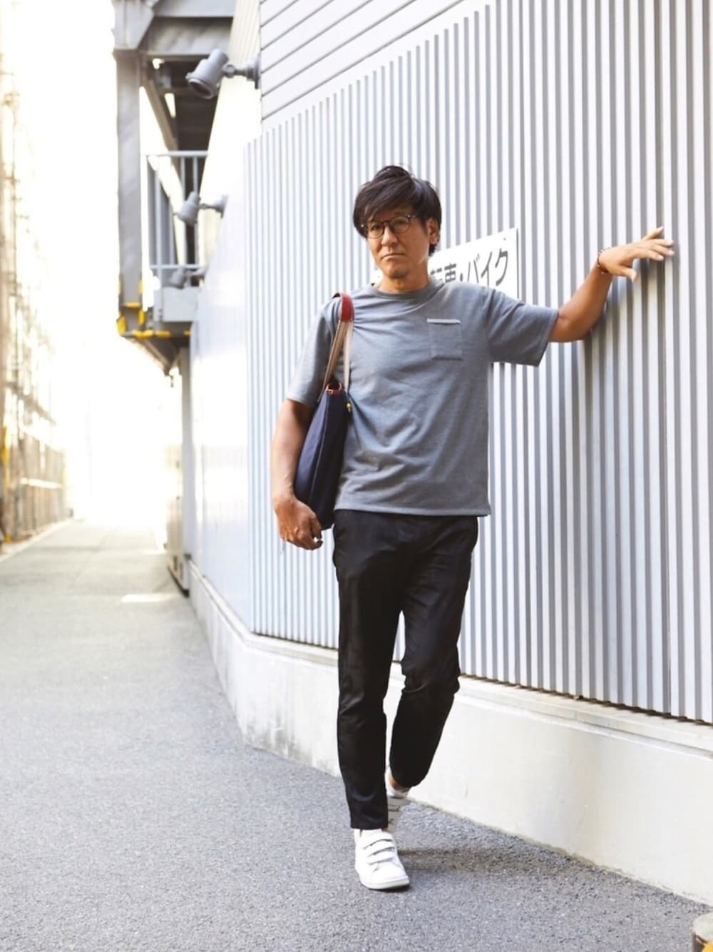 「らくちんスタイル、定番スタイル」｜「JOURNAL STANDARDのアイテム（Tシャツ/カットソー、グレー系）」を使った、chan-cさん（メンズ・172cm）の秋コーディネートの1枚目の写真