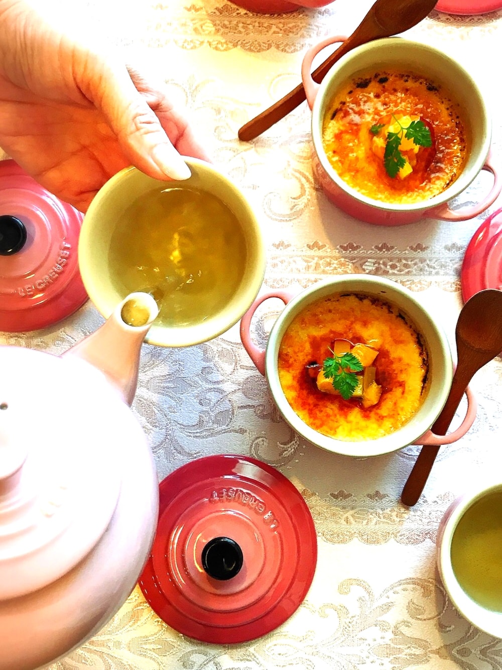 「ピンク、春色、可愛い、よそいき、おもてなし」｜「Le Creusetのアイテム（食器、ピンク系）」を使った、TAEさん（レディース・163cm）の冬コーディネートの1枚目の写真