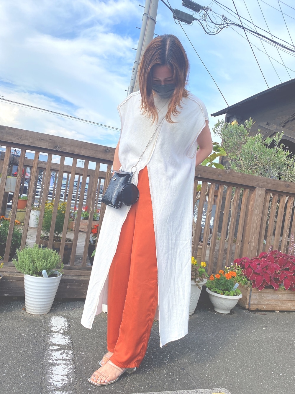 「オレンジパンツ、クリアサンダル、カラーパンツ、Ungrid、LOWRYS FARM、ロングベスト、WEGO、プチプラ」｜「Ungridのワッフルスリットワンピース（ワンピース、ホワイト系）」を使った、mikittysさん（レディース・163cm）の秋コーディネートの1枚目の写真