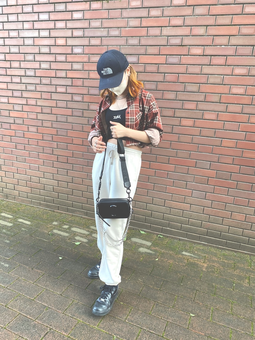 「autumn、BROWN、UNIQLO、NIKE AIR FORCE、x-girl、WEGO、ブラウンコーデ、秋カラー、スウェットパンツ、ショート丈トップス」｜「X-girlの2-PACK CAMISOLE（キャミソール、レッド系）」を使った、mikittysさん（レディース・163cm）の秋コーディネートの1枚目の写真