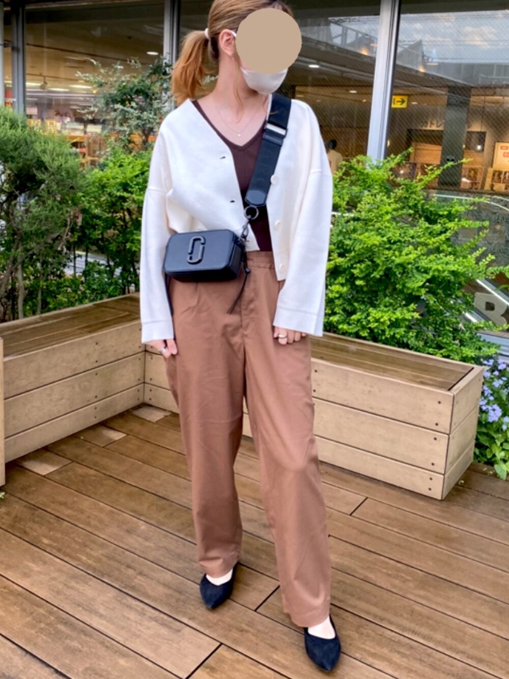 「browncode、ショートカーディガン、UNIQLO U、秋のコーデ、きれいめカジュアル」｜「GUのアイテム（その他パンツ、ブラウン系）」を使った、mikittysさん（レディース・163cm）の秋コーディネートの1枚目の写真