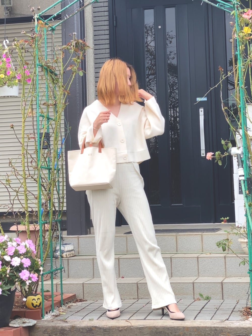 「White code、UNIQLO、白トートバッグ、ALLWHITE、ミラノリブショートVネックカーディガン」｜「UNIQLOのミラノリブショートVネックカーディガン（長袖）（カーディガン/ボレロ、ホワイト系）」を使った、mikittysさん（レディース・163cm）の秋コーディネートの1枚目の写真