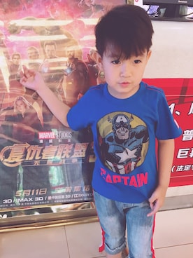 「MARVEL（マーベル）のアイテム（Tシャツ/カットソー、ブルー系）」を使った、闻信起舞さん（レディース）の夏コーディネート