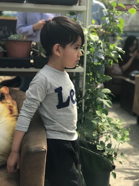 「Lee（リー）のアイテム（Tシャツ/カットソー、グレー系）」を使った、闻信起舞さん（レディース）の夏コーディネート