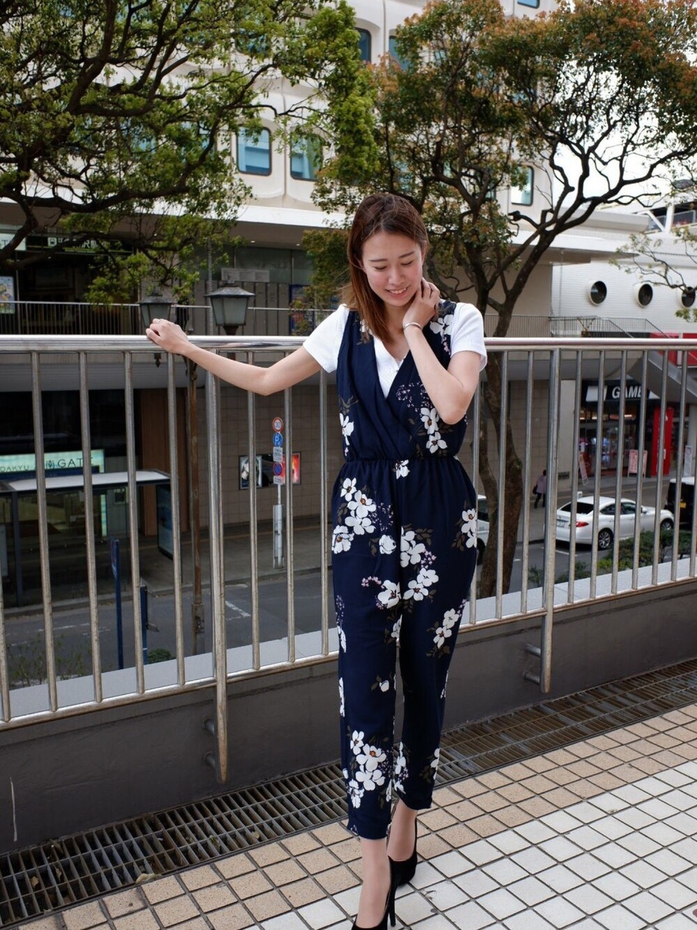 「花柄、ジャンプスーツ、春、春コーデ、jumpsuit、boohoo、おしゃれさんと繋がりたい」｜「Boohooのアイテム（サロペット/オーバーオール、ブラック系）」を使った、noree829 さん（レディース・171cm）の春コーディネートの1枚目の写真