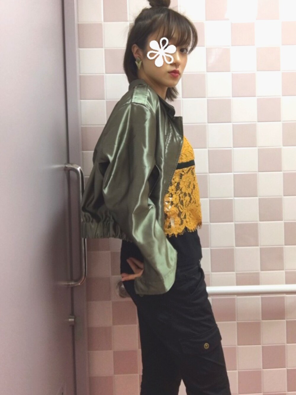 グリーン系のその他アウター、イエロー系のキャミソール、ブラック系のブーツを着用したレディースの秋コーディネートの1枚目の写真