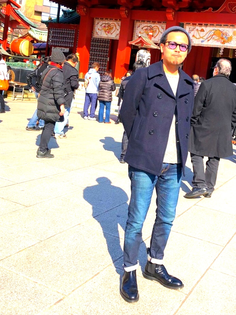 「ピーコート、デニムパンツ、ﾆﾂﾄ帽、ドクターマーチン、ニット、神社、はつもうで、サングラス、ブーツ」｜「FIDELITYのFIDELITY / フィデリティ：22oz SHORT PEA COAT satin lining anchor button：ピーコート：22201-R-W[AST]（ピーコート、ブルー系）」を使った、ワッチャオ＝パッタイさん（メンズ・167cm）の冬コーディネートの1枚目の写真