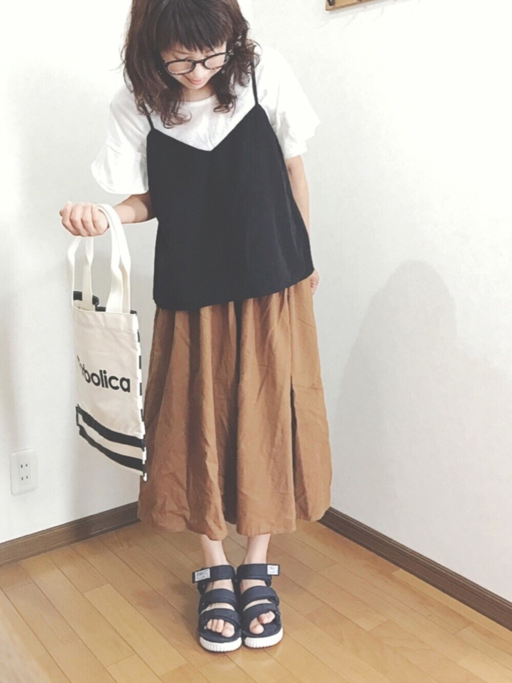 「カジュアルコーデ、大人カジュアル、シンプルコーデ、ガウチョパンツ、キャミ×Tシャツ、スポーツサンダル、FREAK’Ｓ STORE、earth music&ecology、プチプラコーデ、ママコーデ」｜「osharewalkerの袖の印象、センス格上げ。『n'Orティアードフリル袖デザインＴシャツ』（Tシャツ/カットソー、ホワイト系）」を使った、あゆさん（レディース・157cm）の夏コーディネートの1枚目の写真