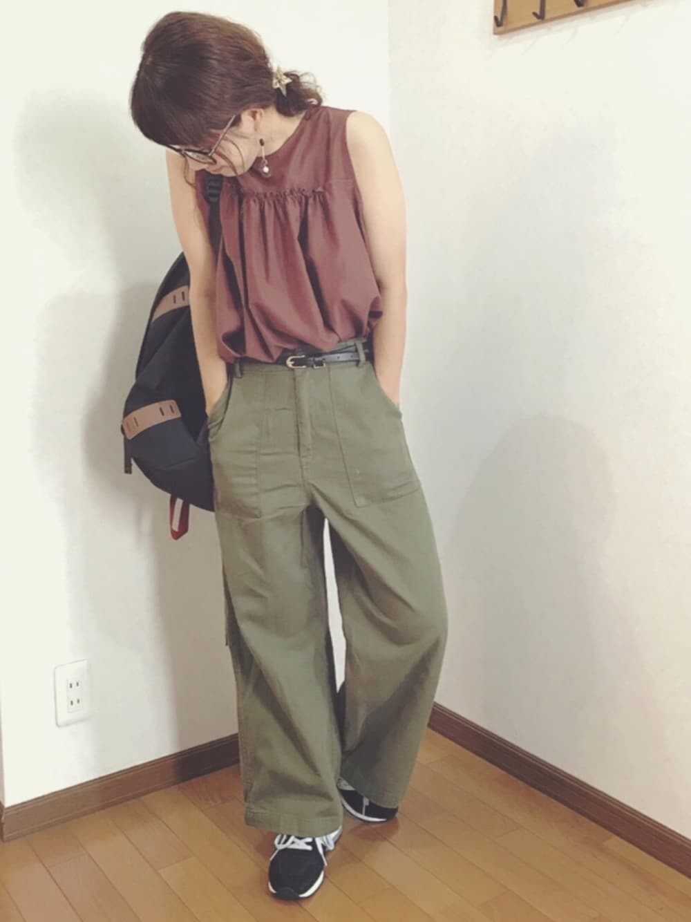 「カジュアル、シンプルコーデ、カーキパンツ、ブラウン、ノースリーブ、ニューバランス、秋コーデ、ママコーデ、ベーカーパンツ、スニーカーコーデ」｜「FRAMeWORKのノースリーブ ギャザーブラウス◆（シャツ/ブラウス、ブラウン系）」を使った、あゆさん（レディース・157cm）の夏コーディネートの1枚目の写真
