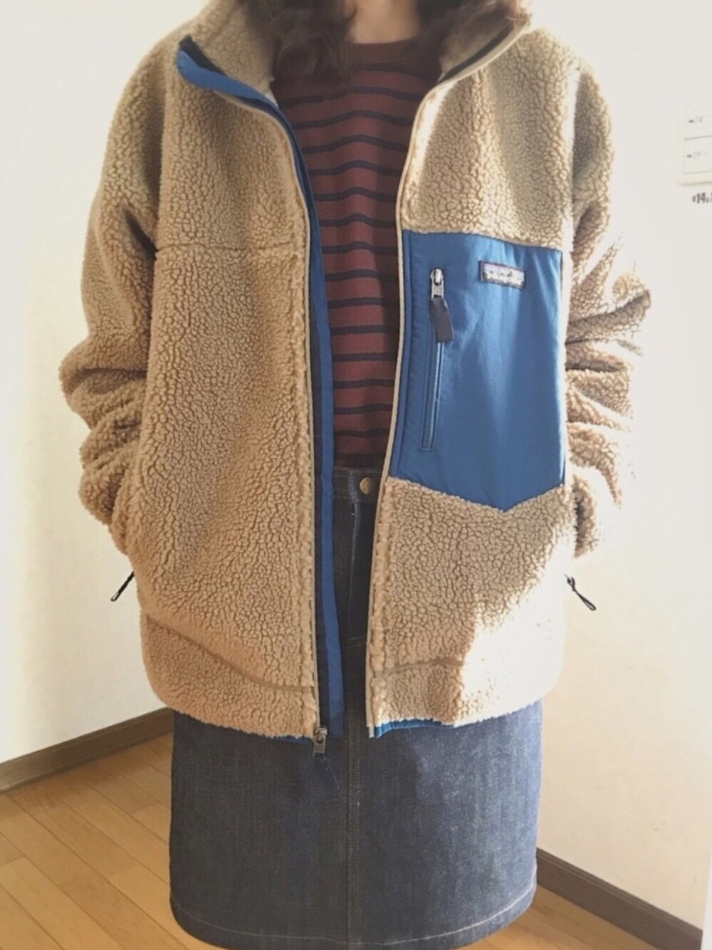 「冬コーデ、アウトドアスタイル、ボーダー、ユニクロ、ユニクロコーデ、パタゴニア、フリース、デニムスカート、もこもこ、ママコーデ」｜「UNIQLOのアイテム（Tシャツ/カットソー、ブラウン系）」を使った、あゆさん（レディース・157cm）の冬コーディネートの1枚目の写真