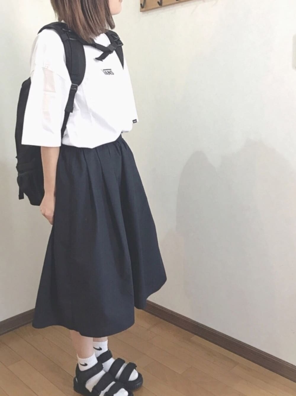 「シンプル、カジュアルコーデ、VANS、ロゴT、ビッグシルエット、フレアスカート、スポーツサンダル、SHAKA、モノトーン、韓国ファッション」｜「FREAK'S STOREのVANS/ヴァンズ　BLACK FOIL Short Sleeve Tシャツ（Tシャツ/カットソー、ホワイト系）」を使った、あゆさん（レディース・157cm）の春コーディネートの1枚目の写真