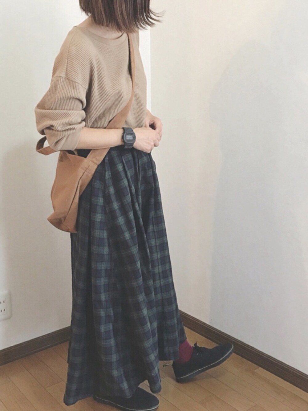 「オトナカジュアル、チェックスカート、ユニクロ、ユニクロコーデ、ワッフルクルーネックＴ、プチプラコーデ、Dr.Martens、赤い靴下、韓国ファッション、休日スタイル」｜「G-SHOCKのCASIO Gショック モノトーン 101-CSO-DW-5600BB-1JF（アナログ腕時計、ブラック系）」を使った、あゆさん（レディース・157cm）の秋コーディネートの1枚目の写真