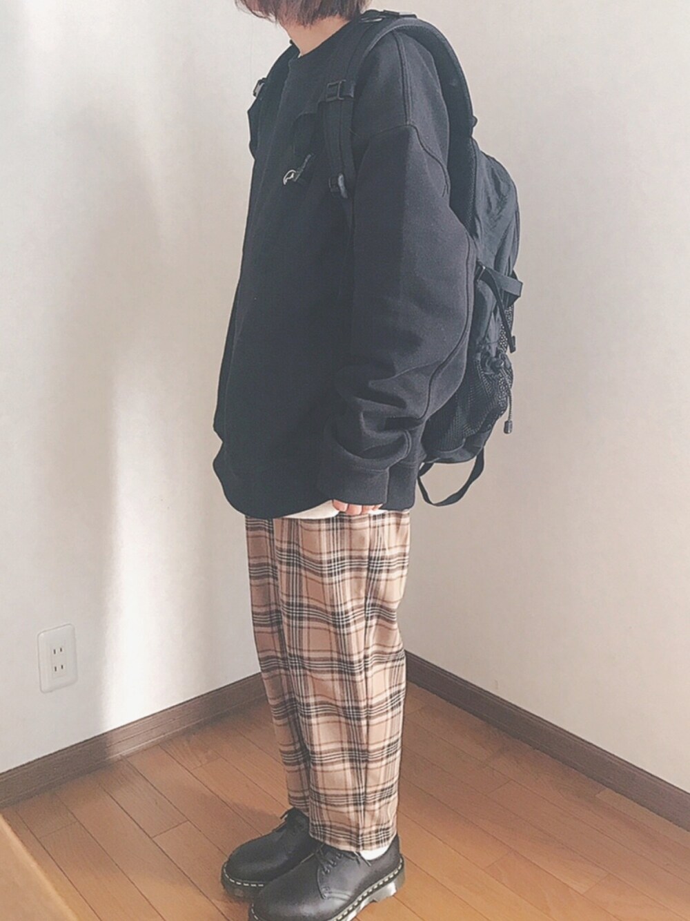 「カジュアル、シンプルコーデ、プチプラ、GU、GUコーデ、スウェット、レイヤードスタイル、チェックパンツ、韓国ファッション、メンズライク」｜「ANDERSSON BELLのAndersson Bell シグネチャーエンブレムトレーナー（スウェット、ブラック系）」を使った、あゆさん（レディース・157cm）の冬コーディネートの1枚目の写真