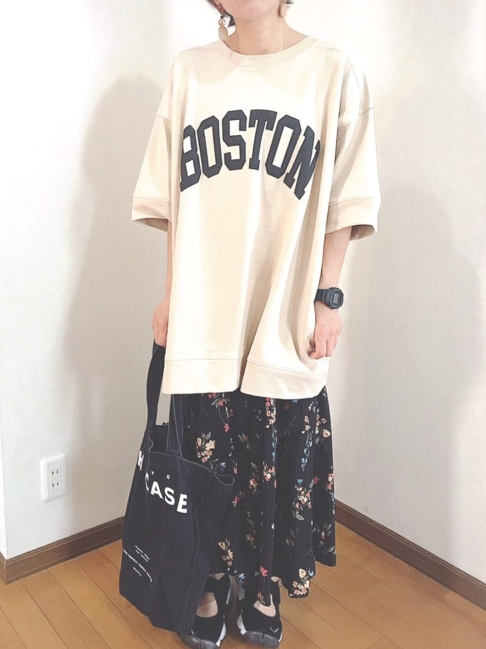 「おしゃれさんと繋がりたい、オーバーサイズ、ロゴT、花柄スカート、カジュアルコーデ、シンプルコーデ、ママコーデ、ビッグシルエット、今日のコーデ、トートバッグ」｜「eversinceの【WEB限定】BOSTONロゴ・ボックス型スウェット・半袖（スウェット、ベージュ系）」を使った、あゆさん（レディース・157cm）の夏コーディネートの1枚目の写真