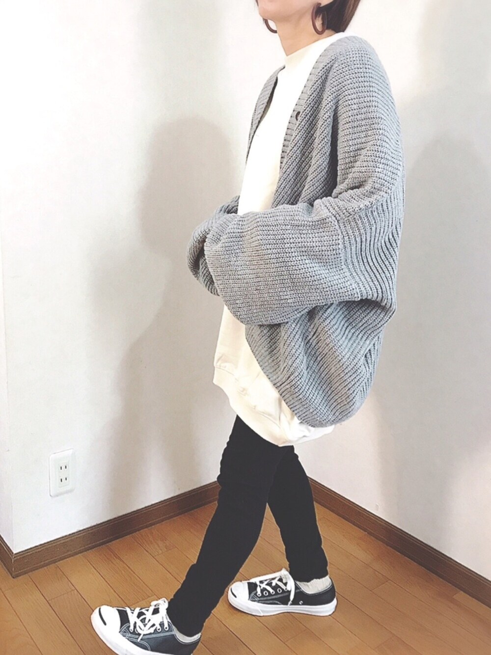 「大人カジュアル、ゆるコーデ、ニットカーディガン、スウェット、オーバーサイズ、ユニクロ、UNIQLO、ユニクロコーデ、プチプラ、スキニー」｜「antiquaのトップス ドロップショルダーが効く、絶妙シルエットでこなれ見せ。（スウェット、ベージュ系）」を使った、あゆさん（レディース・157cm）の冬コーディネートの1枚目の写真