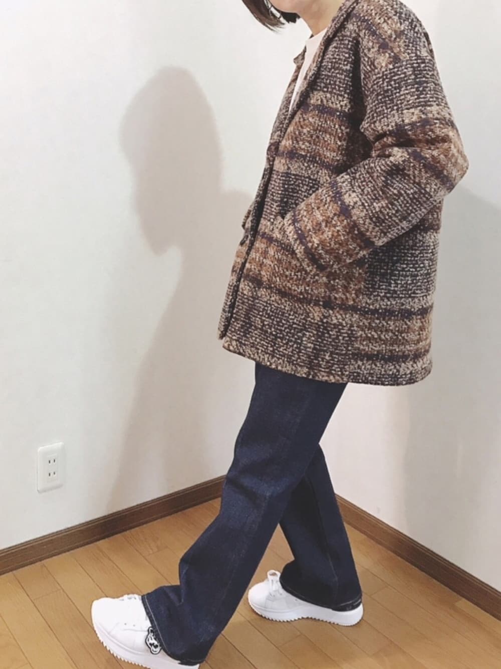 「私の推しブランド、ABITOKYO、ジャケット、Levi's、リーバイス、デニム、Onitsuka Tiger、スニーカーコーデ、白スニーカー、韓国ファッション」｜「PAGEBOYのプチロゴBIGロンT /プリントロンT（Tシャツ/カットソー、ベージュ系）」を使った、あゆさん（レディース・157cm）の冬コーディネートの1枚目の写真