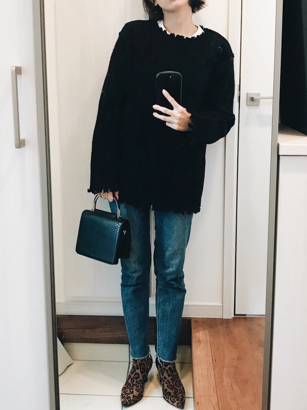 「カジュアル、大人カジュアル、休日コーデ、ニットコーデ、デニム、秋コーデ、シンプル、ブラック、レオパード、ootd」｜「SLYのLAMBS WOOL DAMAGED LG トップス（ニット/セーター、ブラック系）」を使った、chiharu__hondaさん（レディース・162cm）の秋コーディネートの1枚目の写真