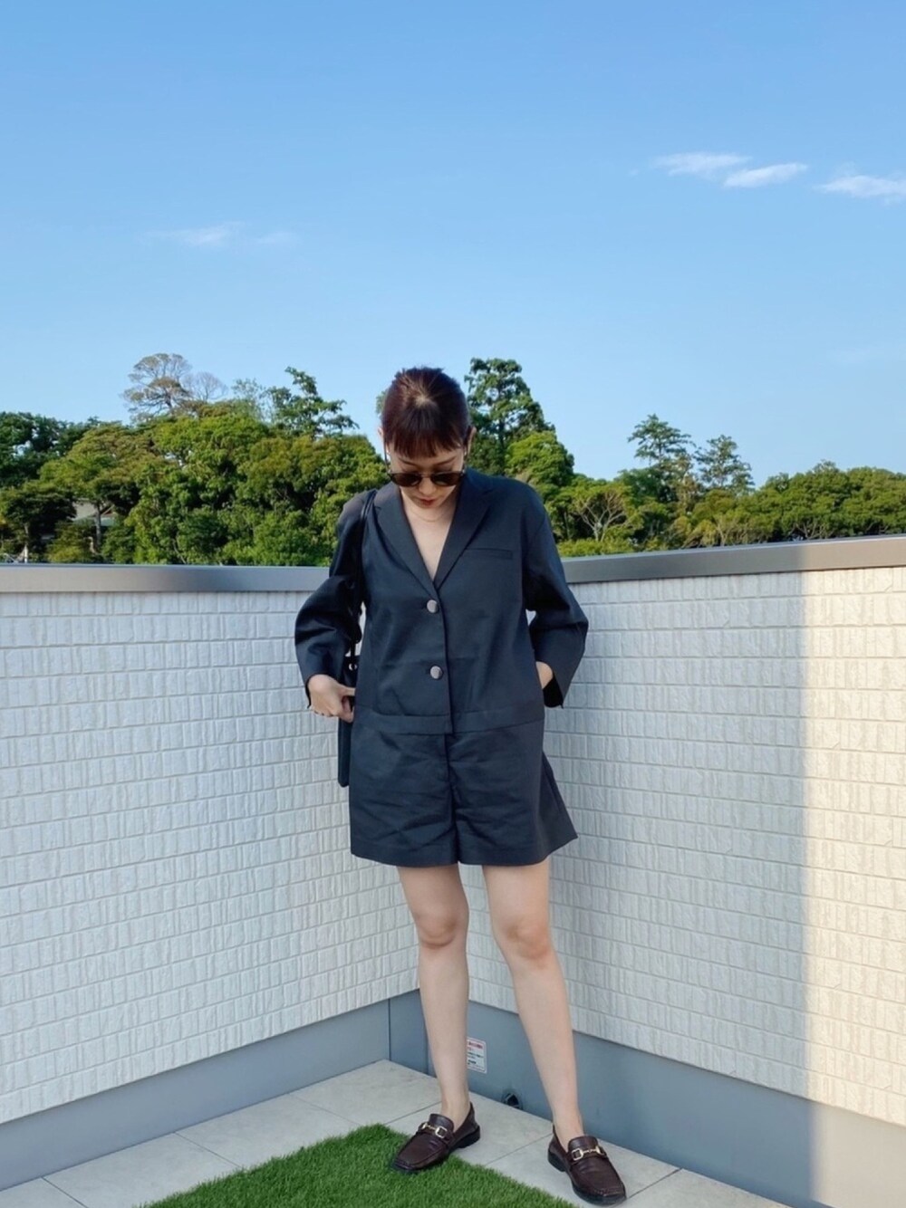 「大人カジュアル、モノトーン、シンプルコーデ、ゆるコーデ、キレイめ、ハーフパンツ、オールインワン、オーバーサイズ、ローファー、moussy」｜「MOUSSYのJACKET LIKE オールインワン（つなぎ/オールインワン、ブラック系）」を使った、chiharu__hondaさん（レディース・163cm）の夏コーディネートの1枚目の写真