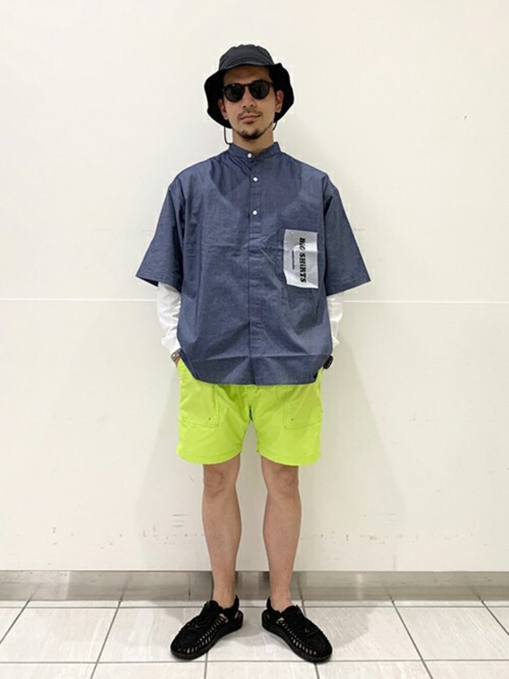 「シャツ、Tシャツ、サングラス、レイヤードスタイル、大人カジュアル、サンダル、ショーツ、シャツスタイル、バケットハット、417 EDIFICE」｜「417 EDIFICEの◆【BIG SHIRTS / ビックシャツ】 バンドカラーワークシャツ（シャツ/ブラウス、ブルー系）」を使った、akihiroさん（メンズ・175cm）の夏コーディネートの1枚目の写真