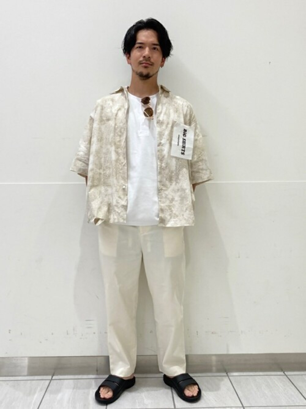 「ビッグシルエット、ワントーンコーデ、サングラス、オーバーサイズ、バンダナ、白パンツ、夏コーデ、スポーツサンダル、シェフパンツ、417 EDIFICE」｜「417 EDIFICEの◆【BIG SHIRTS / ビックシャツ】 レギュラーカラー ショートスリーブ シャツ（シャツ/ブラウス、ベージュ系）」を使った、akihiroさん（メンズ・175cm）の夏コーディネートの1枚目の写真