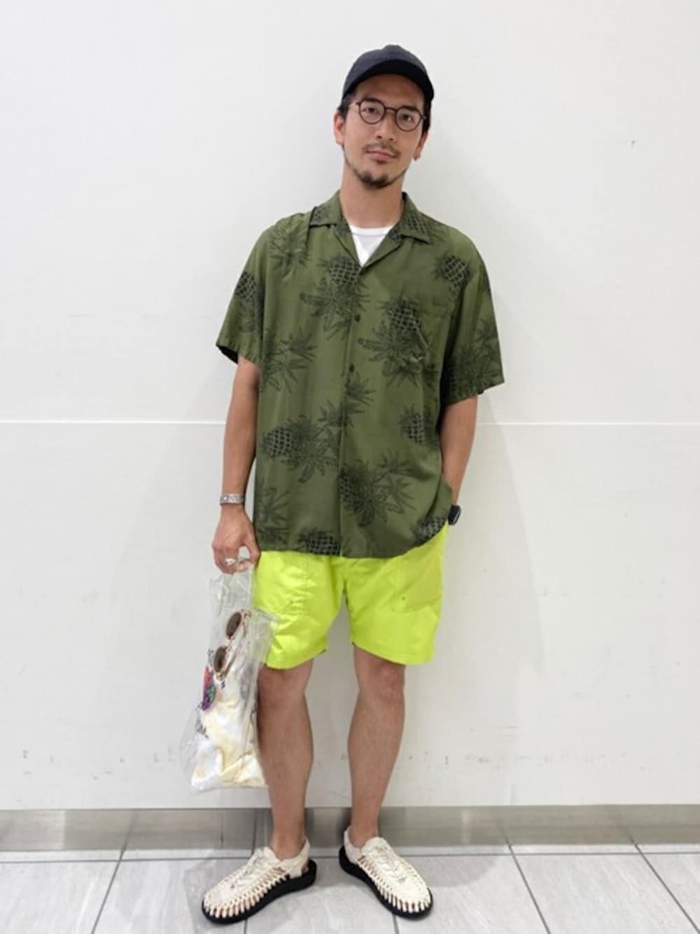 「ワントーンコーデ、ショートパンツ、CAP、シャツスタイル、夏コーデ、アロハシャツ、オトナカジュアル、オープンカラーシャツ、開襟シャツ、417 EDIFICE」｜「TWO PALMSの【Oceans掲載】TWO PALMS / トゥーパームス 別注 DYEDアロハシャツ（シャツ/ブラウス、グリーン系）」を使った、akihiroさん（メンズ・175cm）の夏コーディネートの1枚目の写真