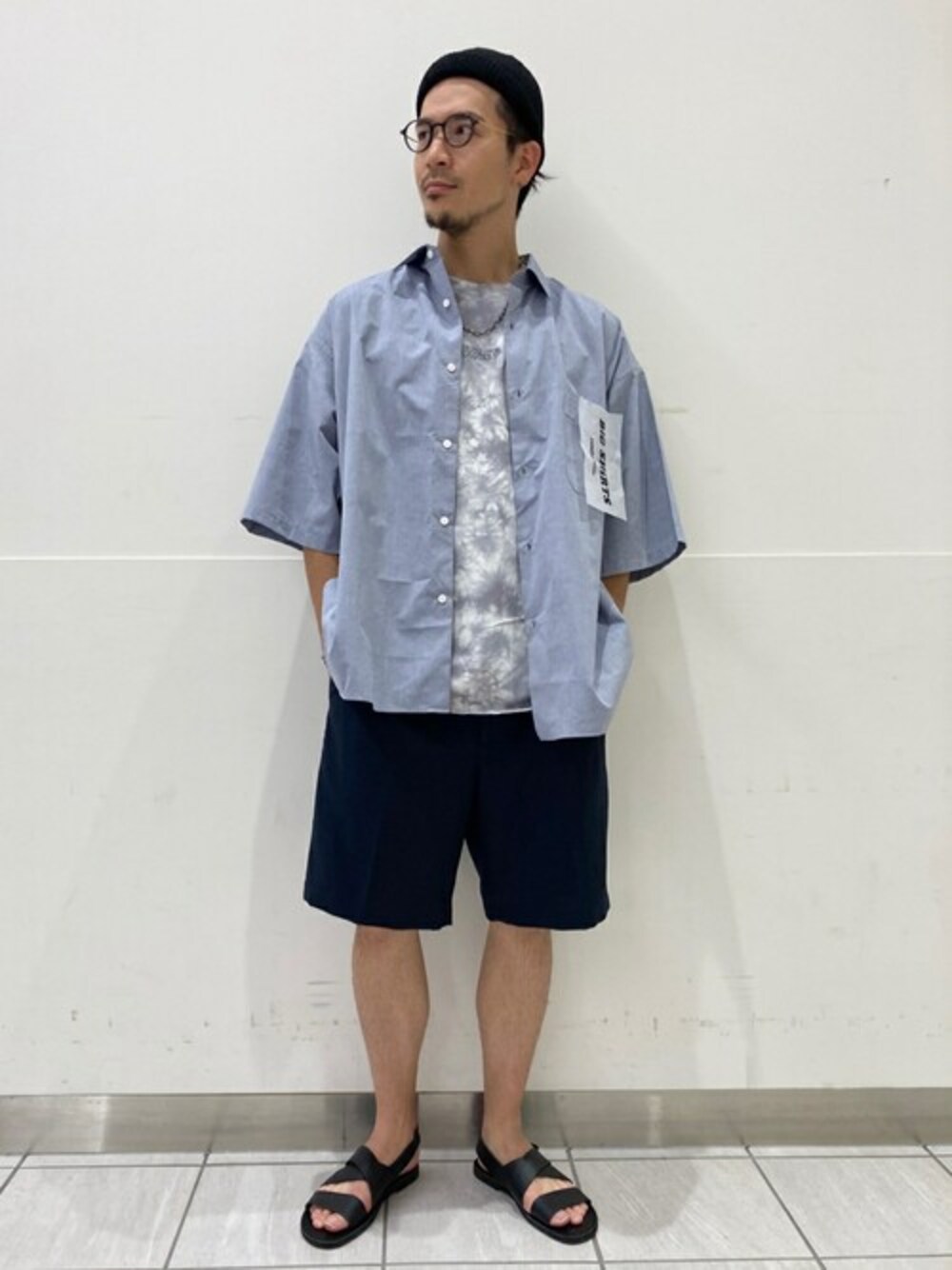 「ビッグシルエット、ワントーンコーデ、ショートパンツ、タイダイ柄、オーバーサイズ、シンプルコーデ、シャツスタイル、夏コーデ、レザーサンダル、417 EDIFICE」｜「417 EDIFICEの◆【BIG SHIRTS / ビックシャツ】 レギュラーカラー ショートスリーブ シャツ（シャツ/ブラウス、ブルー系）」を使った、akihiroさん（メンズ・175cm）の夏コーディネートの1枚目の写真
