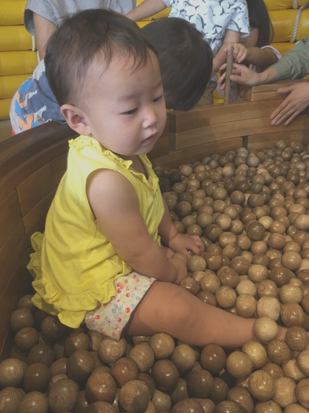 「０歳、10ヶ月、女の子、黄色」｜「RALPH LAURENのアイテム（Tシャツ/カットソー、イエロー系）」を使った、ayk☺︎さん（キッズ・70cm）の秋コーディネートの1枚目の写真
