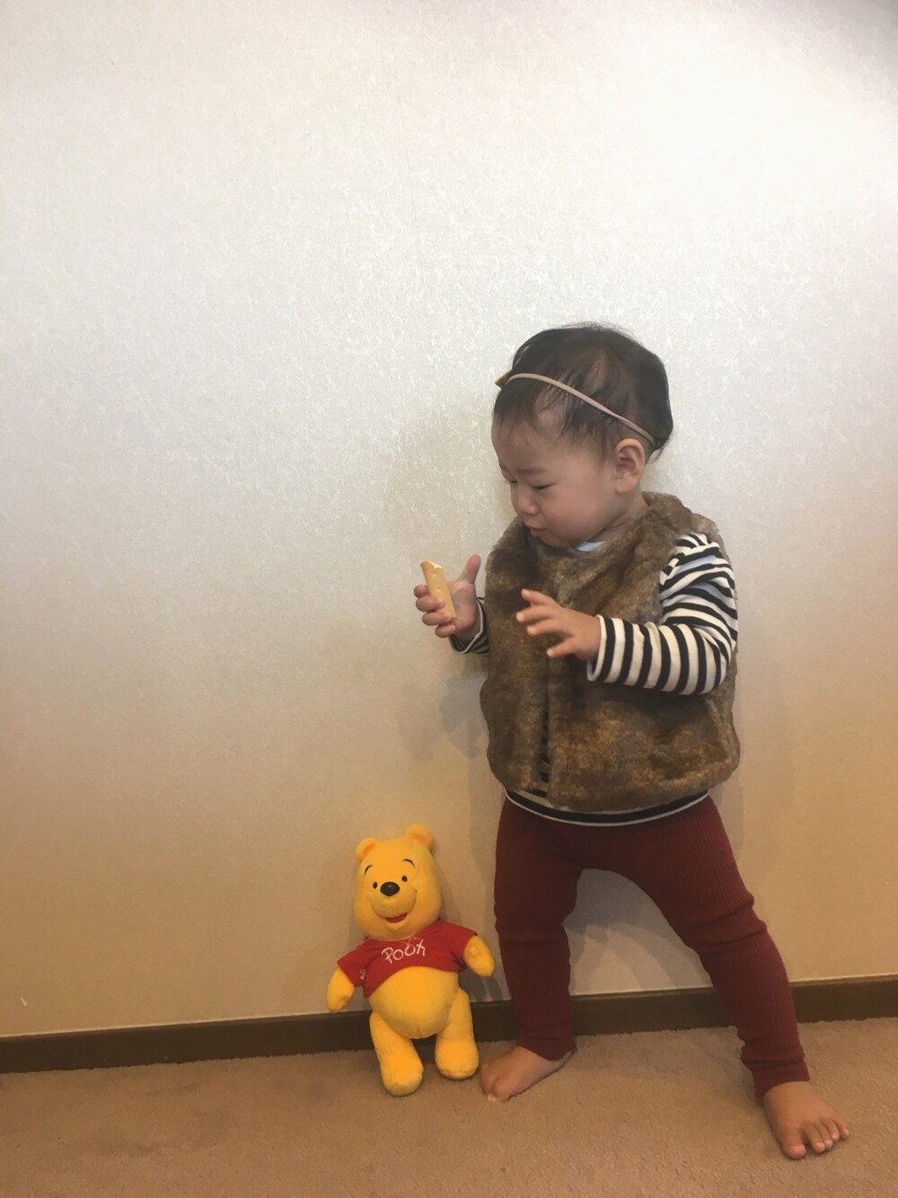 「０歳、11ヶ月、女の子、ボーダー、ファーベスト」｜「babyGAPのアイテム（ベスト、ブラウン系）」を使った、ayk☺︎さん（キッズ・70cm）の秋コーディネートの1枚目の写真
