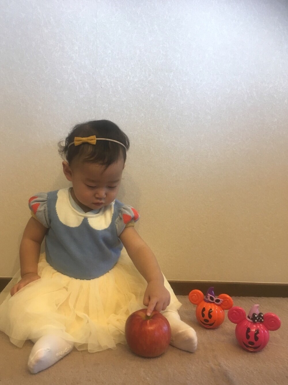 「wearhalloween2017、白雪姫、仮装、０歳、11ヶ月、女の子、disney、コスプレ」｜「babyGAPのアイテム（ワンピース、その他）」を使った、ayk☺︎さん（キッズ・70cm）の秋コーディネートの1枚目の写真