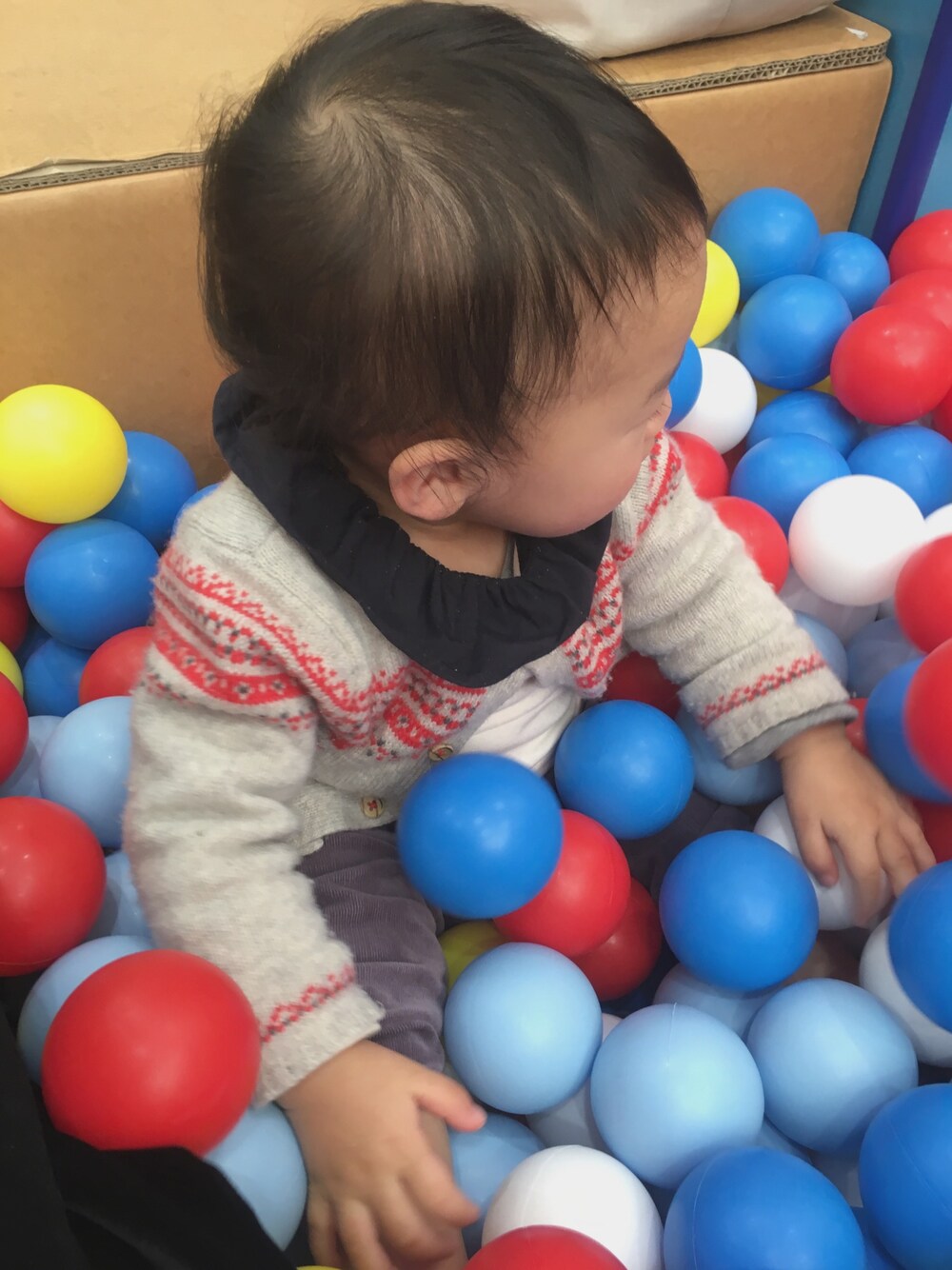 「1歳1ヶ月、女の子、カーディガン」｜「petit mainのフリル衿付き長袖Tシャツ（Tシャツ/カットソー、ホワイト系）」を使った、ayk☺︎さん（キッズ・80cm）の冬コーディネートの1枚目の写真