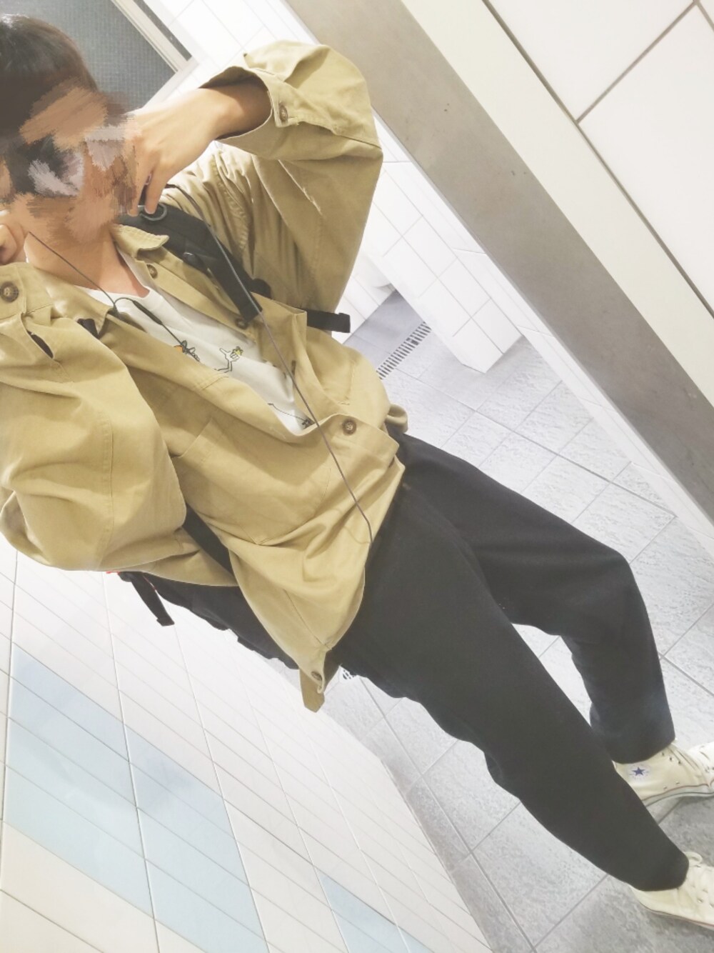 「秋のブラウンスタイル、秋コーデ、オーバーサイズ、リュック、バックパック、黒パンツ、converse、コンバース」｜「JUNREDのアイテム（スラックス、ブラック系）」を使った、ayata(山下あやた)さん（メンズ・175cm）の秋コーディネートの1枚目の写真