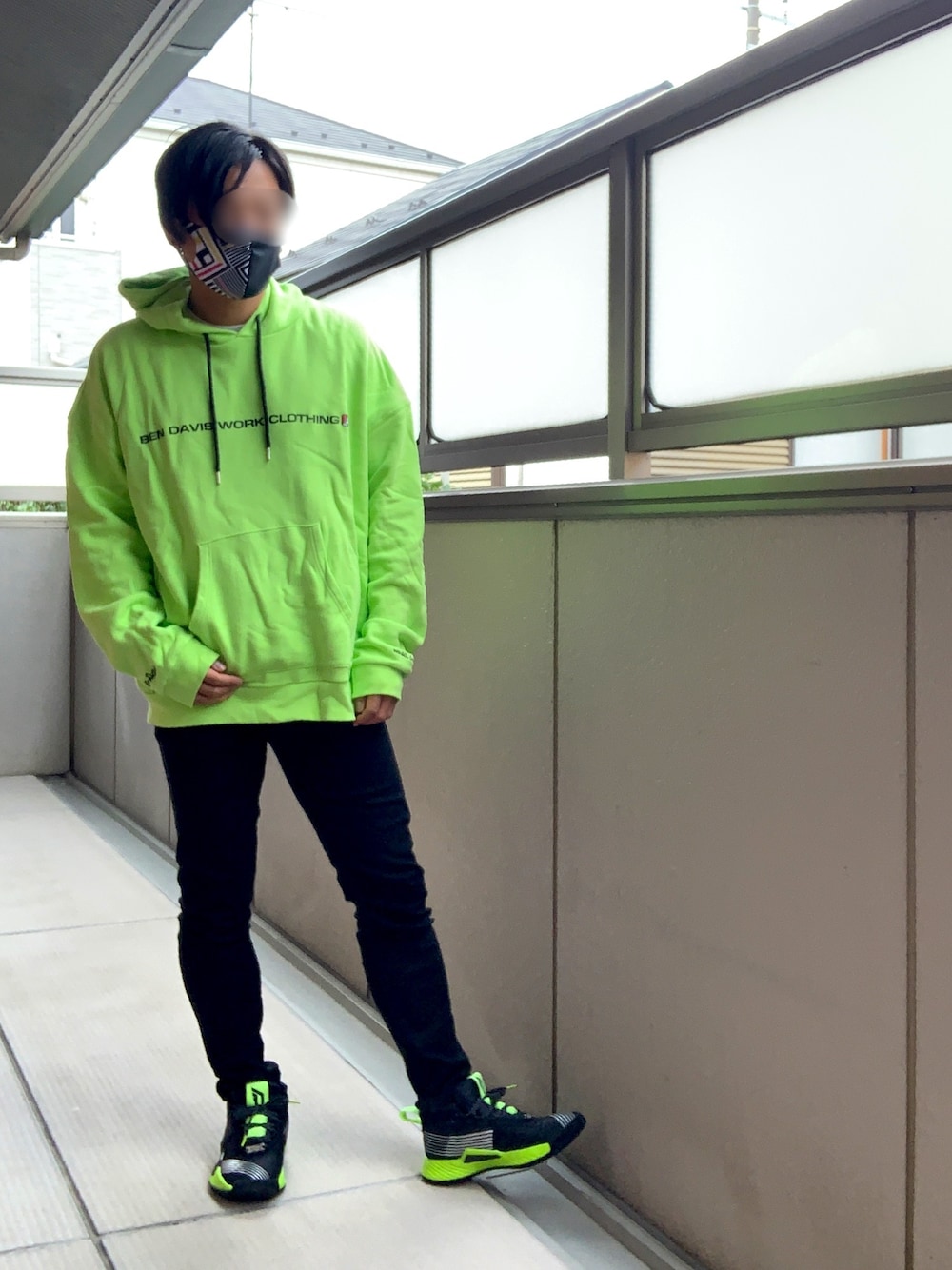 「ラフスタイル、ツートーン、パーカー、Miyo」｜「BEN DAVIS ORIGINALSのBEN DAVIS OVER　SIZE PARKA（パーカー、イエロー系）」を使った、Torichockさん（メンズ・173cm）の秋コーディネートの1枚目の写真