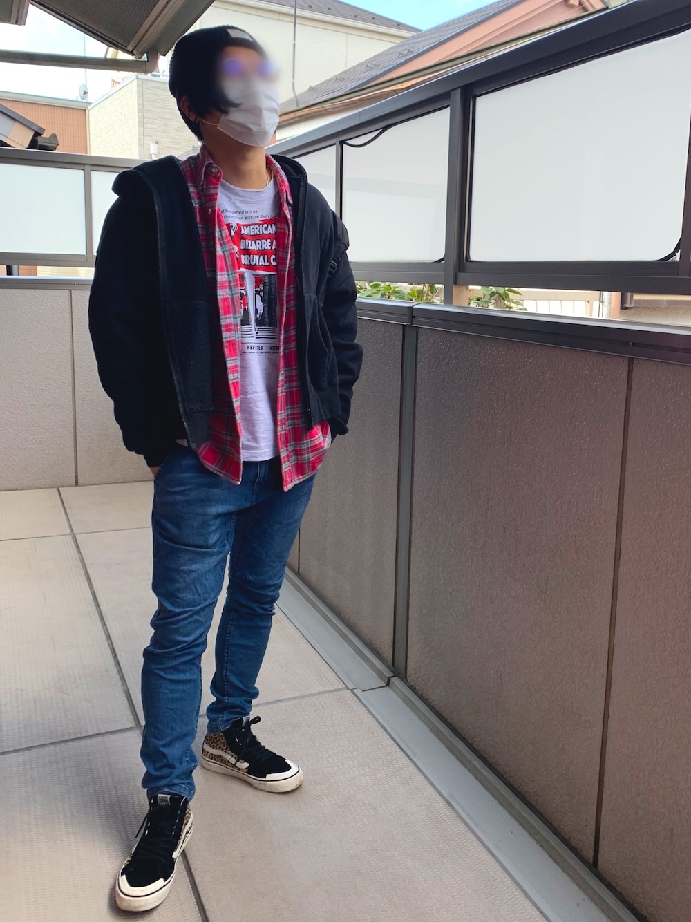「休日スタイル、映画、花束みたいな恋をした観に行く、映画Tシャツ、カジュアル、レオパード」｜「coenのストレッチスキニーデニムクライミングパンツ(一部WEB限定カラー)（デニムパンツ、ブルー系）」を使った、Torichockさん（メンズ・173cm）の冬コーディネートの1枚目の写真