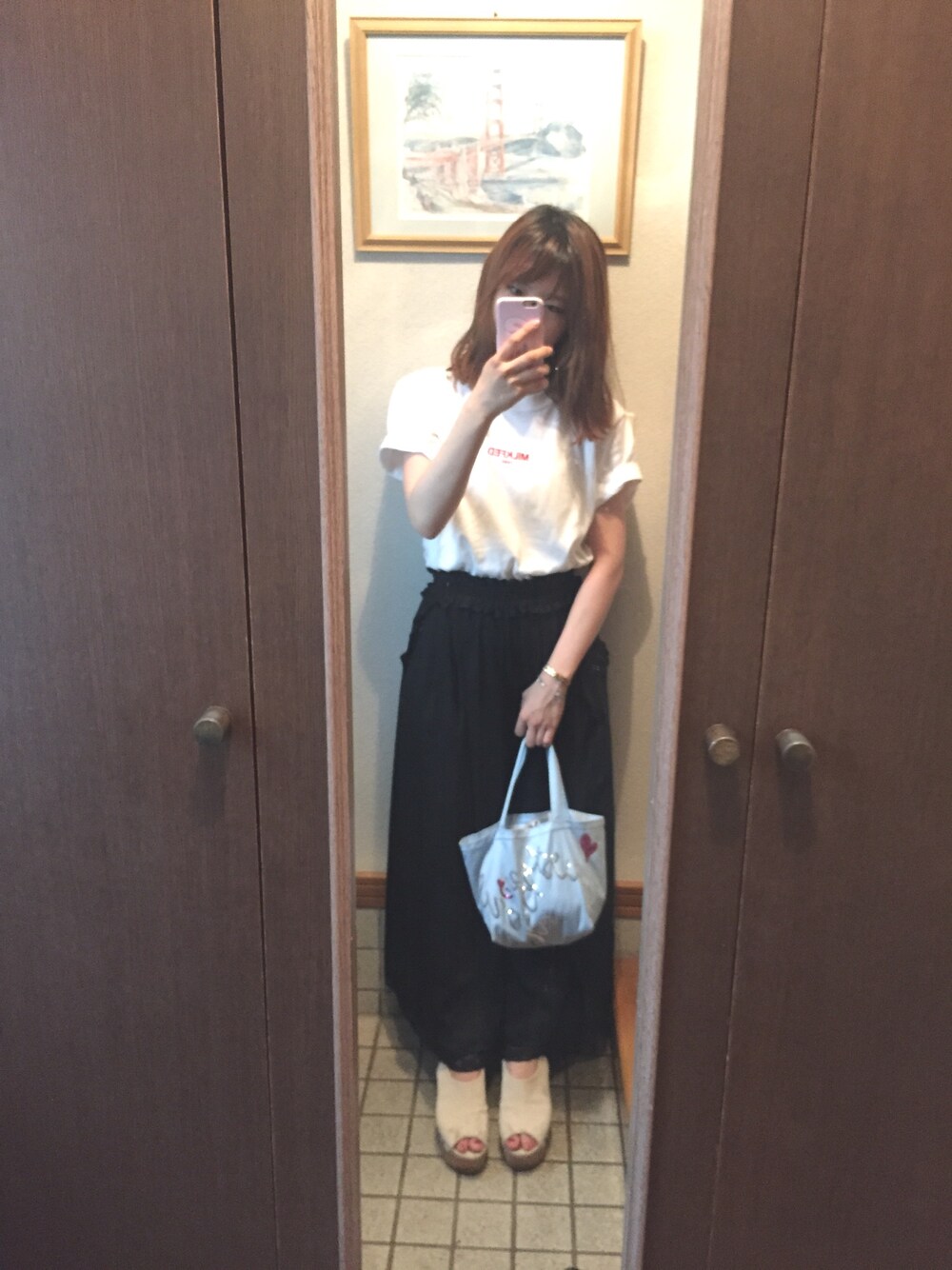 「MILKFED.、ootd、outfit、summer、Tshirts、white、black and white、totebag、Samantha Thavasa」｜「MILKFED.のS/S TEE EMBROIDERY（Tシャツ/カットソー、レッド系）」を使った、myu.さん（レディース・158cm）の夏コーディネートの1枚目の写真