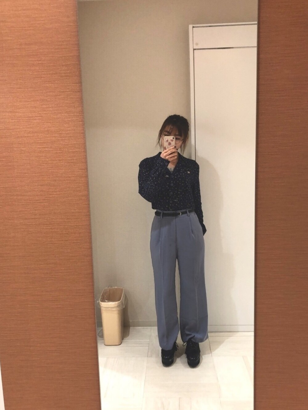 「slacks、Onetone、pants、vintage、blue」｜「URBAN RESEARCH DOORSのダブルクロストラウザー（その他パンツ、ブルー系）」を使った、myu.さん（レディース・158cm）の冬コーディネートの1枚目の写真