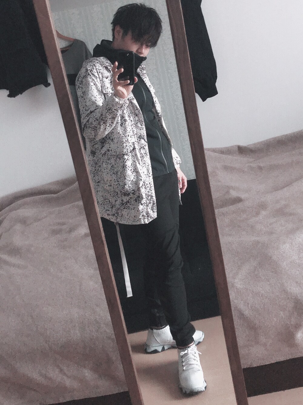 「street、黒、白、ナイロンジャケット、ジョガーパンツ、ユニクロ、ストリート、スニーカー、stampd'LA、ZARA」｜「Stampd' LAのアイテム（モッズコート、ホワイト系）」を使った、lebさん（メンズ・173cm）の春コーディネートの1枚目の写真