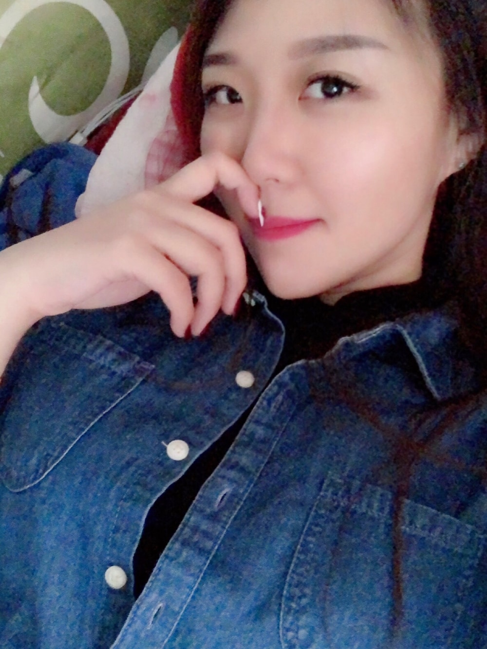 「Levi'sのアイテム（シャツ/ブラウス、ブルー系）」を使った、Yingying_Rubyさん（レディース・173cm）の冬コーディネートの1枚目の写真