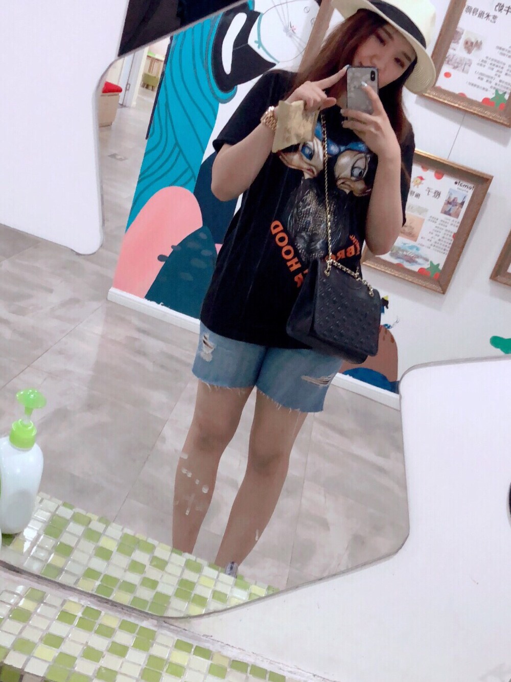 「MONCLERのアイテム（Tシャツ/カットソー、ブラック系）」を使った、Yingying_Rubyさん（レディース・173cm）の夏コーディネートの1枚目の写真