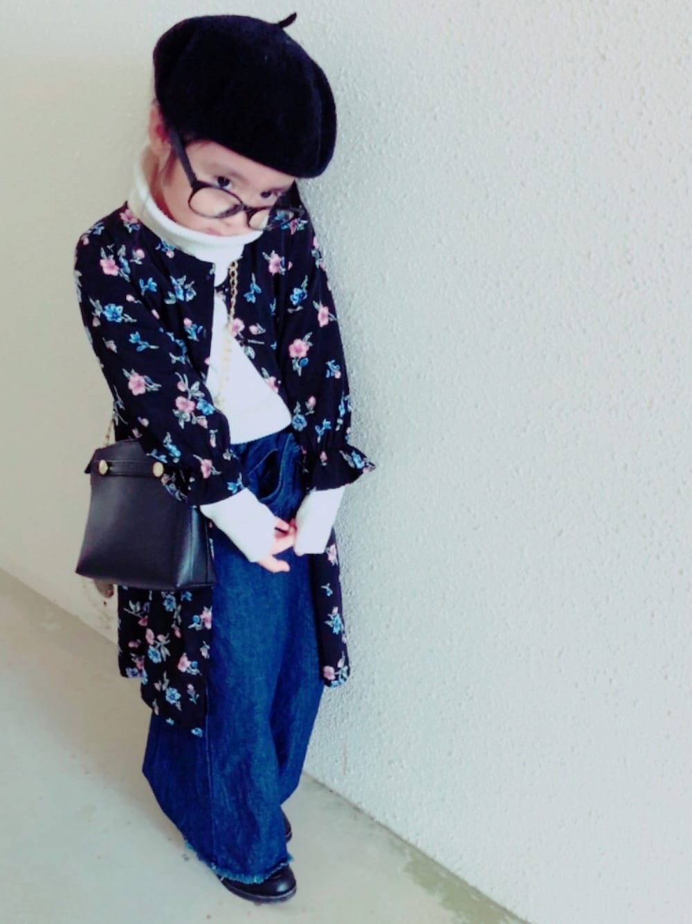 「沖縄、ワイドパンツ、ハイネック、ローファー、めがね、ベレー帽、花柄、シャツワンピース、おんなのこ」｜「KRIFF MAYER Kid's CollectionのVelor-Beret ベロアベレー 子供 帽子 ベレー帽（ハンチング/ベレー帽、ブラック系）」を使った、yuichin❣️さん（キッズ・100cm）の冬コーディネートの1枚目の写真