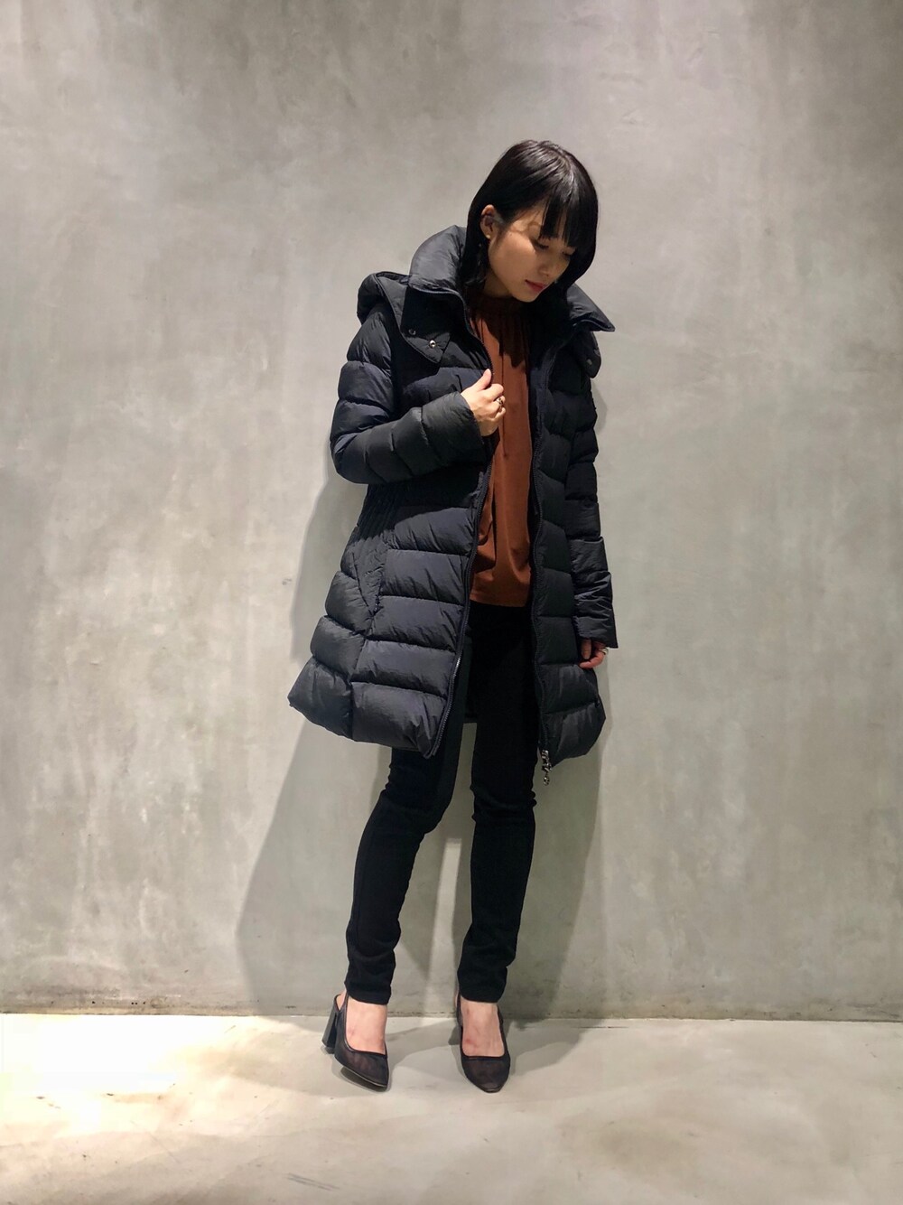 「カジュアルコーデ、秋のコーデ、シンプルコーデ、パンツスタイル、大人コーデ、秋色、ブラウンコーデ、通勤コーデ、ブラウン、TATRAS」｜「TATRASのTATRAS(タトラス）POLITEAMA/LTA19A4694（ダウンジャケット/コート、ブルー系）」を使った、AYAKATAMURAさん（レディース・151cm）の夏コーディネートの1枚目の写真