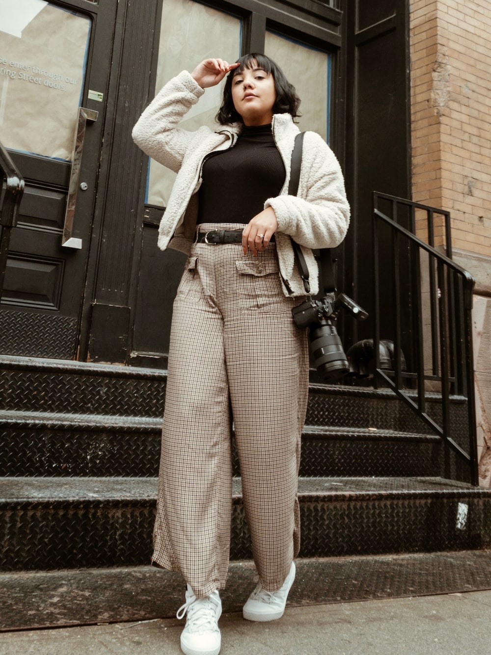 「trousers、autumn、autumn look、autumn style、petitefashion、petite style、ootd、fashion blogger、fashionista」｜「American Eagleのアイテム（スラックス、その他）」を使った、Ashley Jacklynさん（レディース・155cm）の秋コーディネートの1枚目の写真