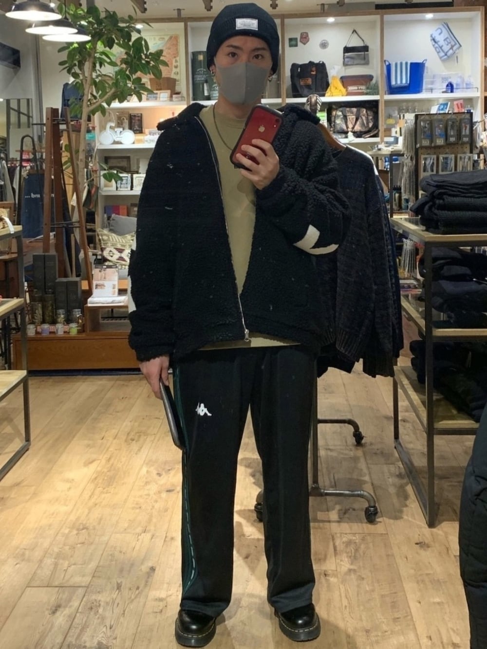 「春コーデ、オーバーサイズ、黒、ベージュ、Dr.Martens、プチプラコーデ、ストリートMIX、きれいめカジュアル」｜「Dr. MartensのAIRWAIR ドクターマーチン 1461 BEX 3EYE SHOE BLACK（ブーツ、ブラック系）」を使った、oKaさん（メンズ・170cm）の春コーディネートの1枚目の写真