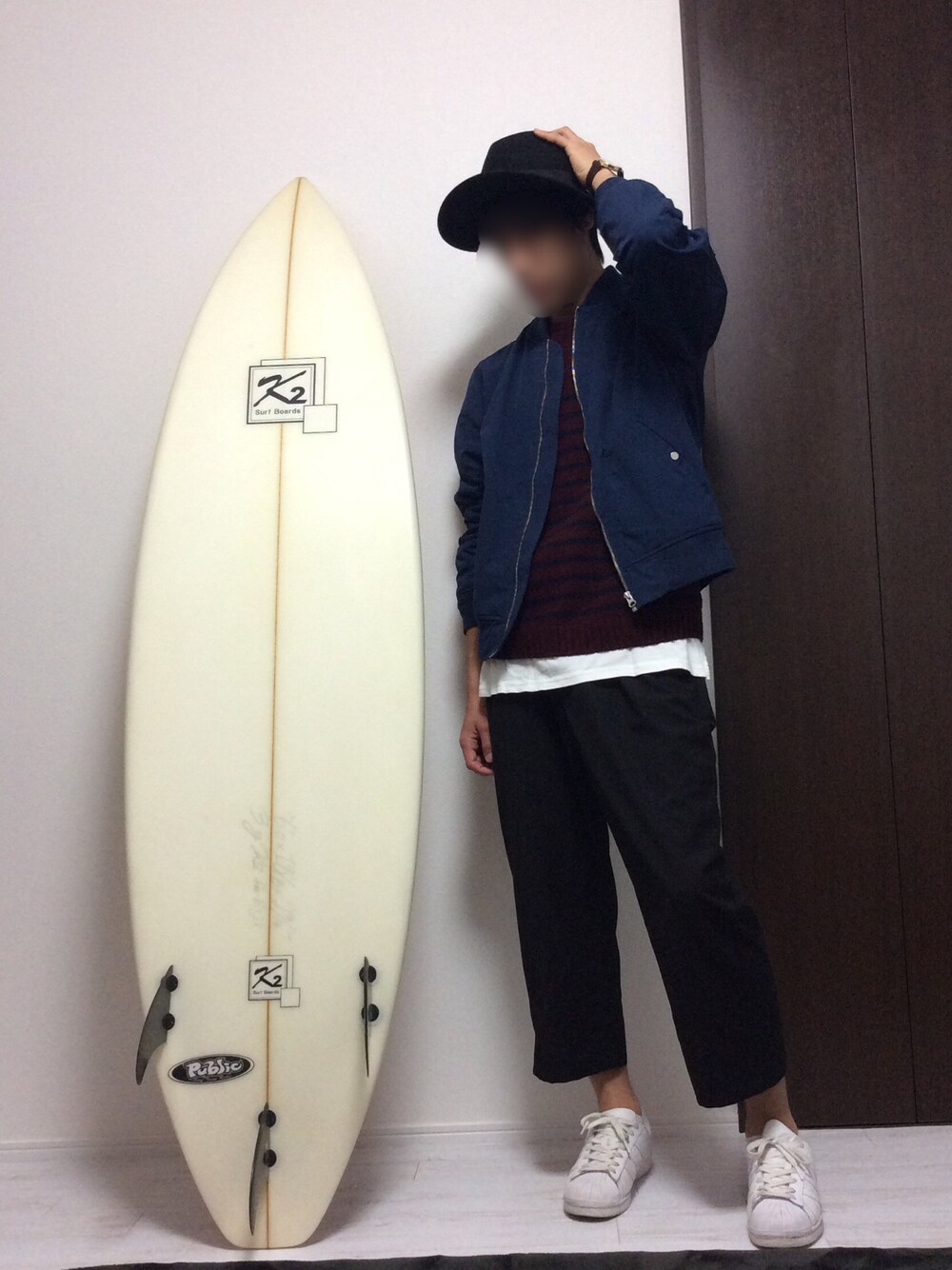 ブラック系のブルゾン、ブラック系のハットを着用したメンズの冬コーディネートの1枚目の写真