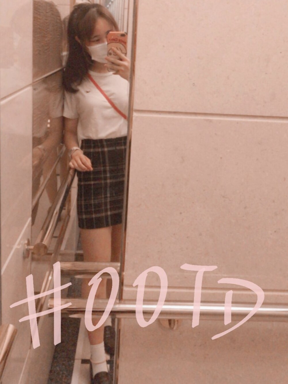 「Hollisterのアイテム（Tシャツ/カットソー、ホワイト系）」を使った、ゆうかちゃん💖さん（レディース・161cm）の秋コーディネートの1枚目の写真