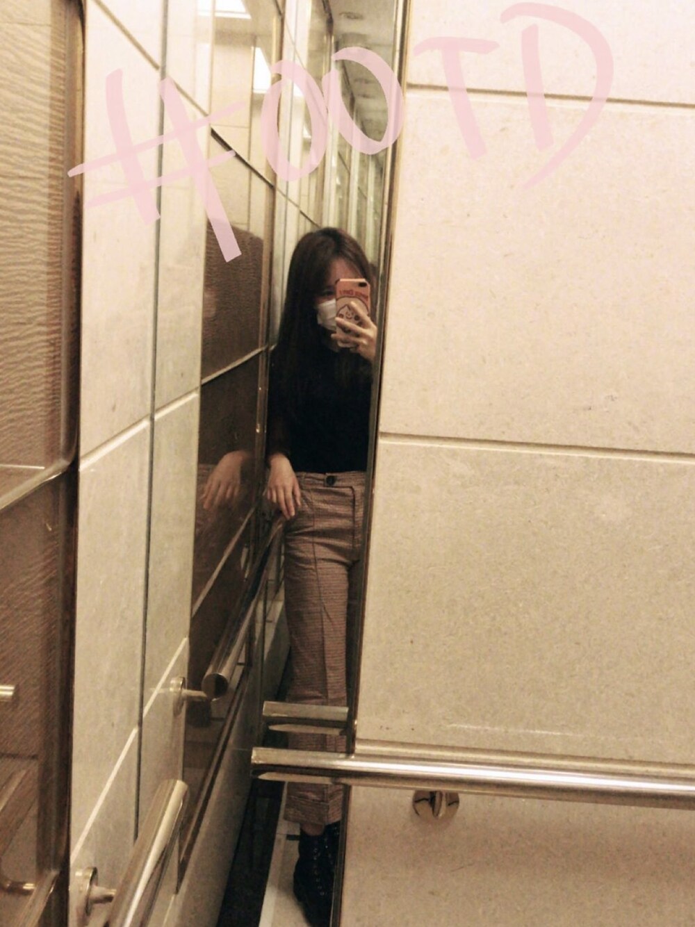「Bershkaのアイテム（Tシャツ/カットソー、ブラック系）」を使った、ゆうかちゃん💖さん（レディース・161cm）の秋コーディネートの1枚目の写真